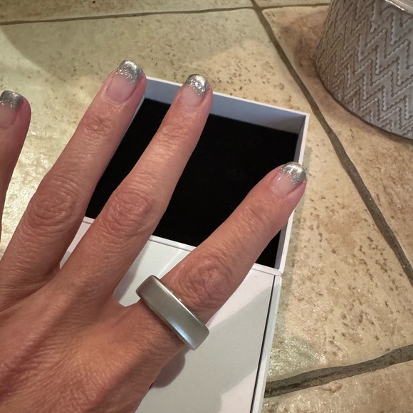Oura Brushed Silver Health Ring - Picture 2 of 6